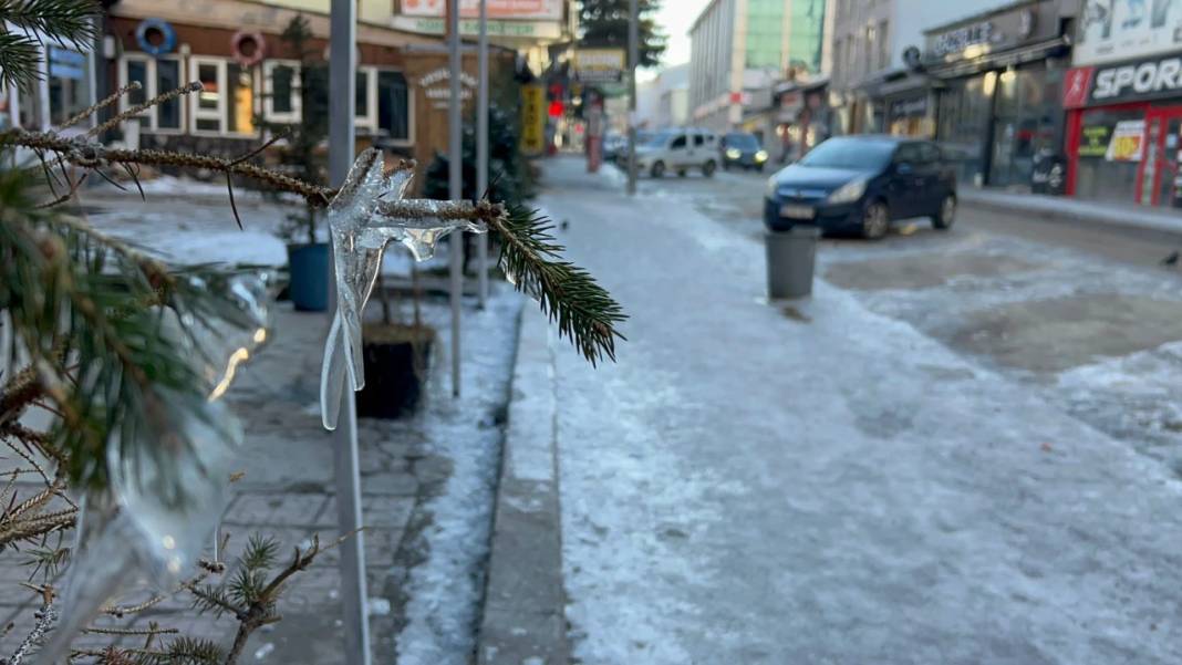Çatılarda dev buz sarkıtları oluştu! O ilimize gitmeyen soğuk gördüm demesin: Hava -10 dereceye kadar düştü 4
